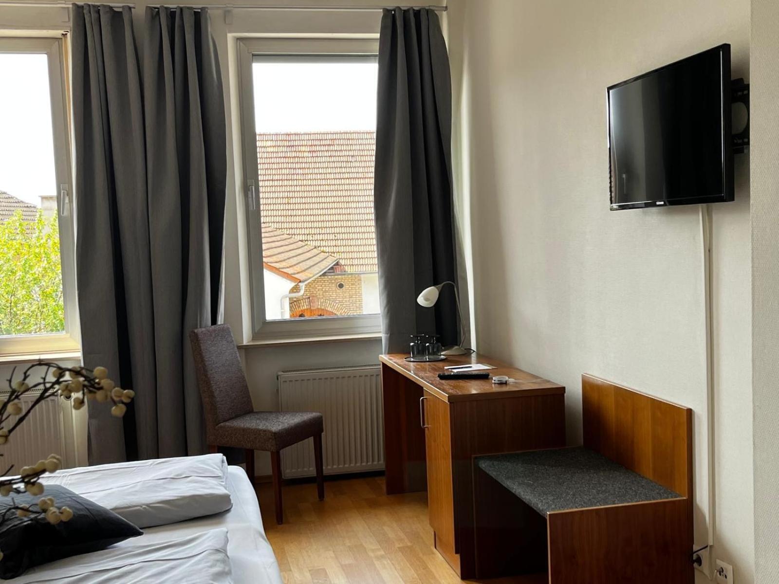 Landgasthof Zur Sonne I Hotel & Restaurant Neuburg am Rhein エクステリア 写真