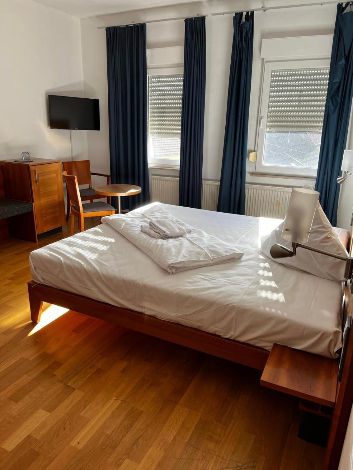 Landgasthof Zur Sonne I Hotel & Restaurant Neuburg am Rhein エクステリア 写真